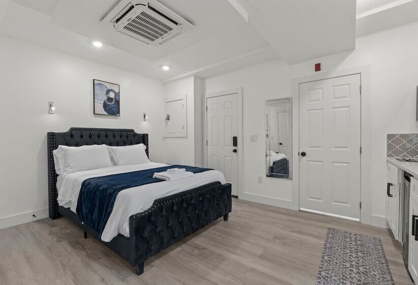 Отель New Season Royals, Airport West