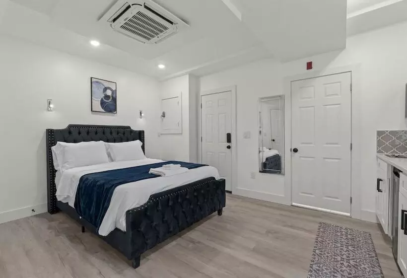 Hotelli New Season Royals, Airport West