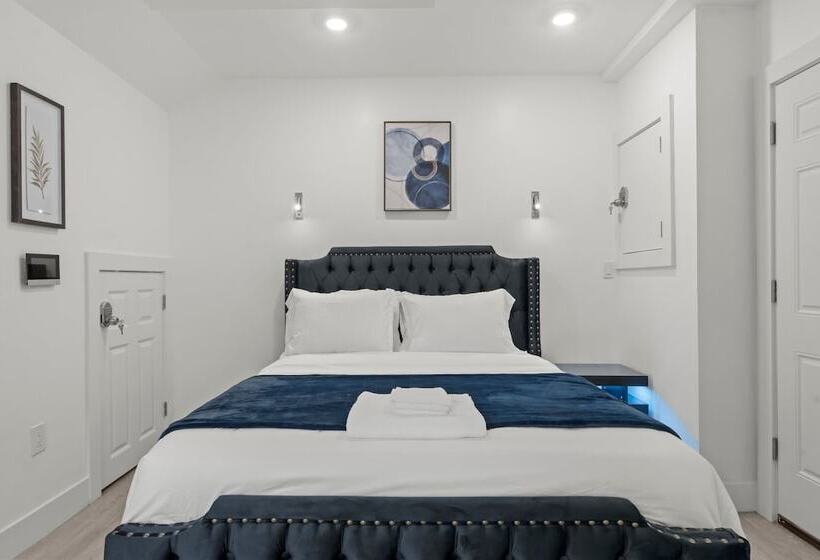 Отель New Season Royals, Airport West