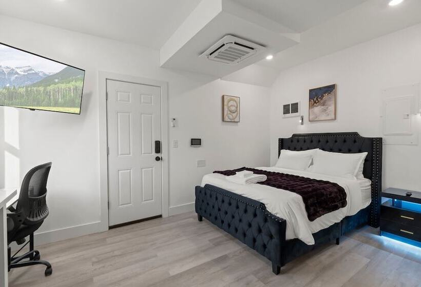 Отель New Season Royals, Airport West