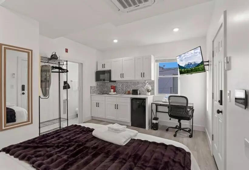 Hotelli New Season Royals, Airport West