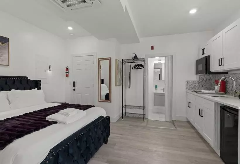 Hotelli New Season Royals, Airport West