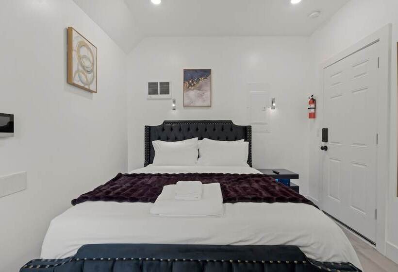 Отель New Season Royals, Airport West