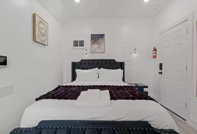 Hotelli New Season Royals, Airport West