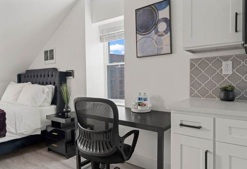 Отель New Season Royals, Airport West