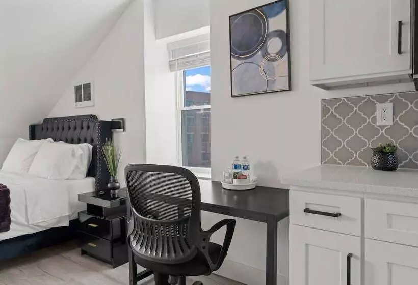 Hotelli New Season Royals, Airport West