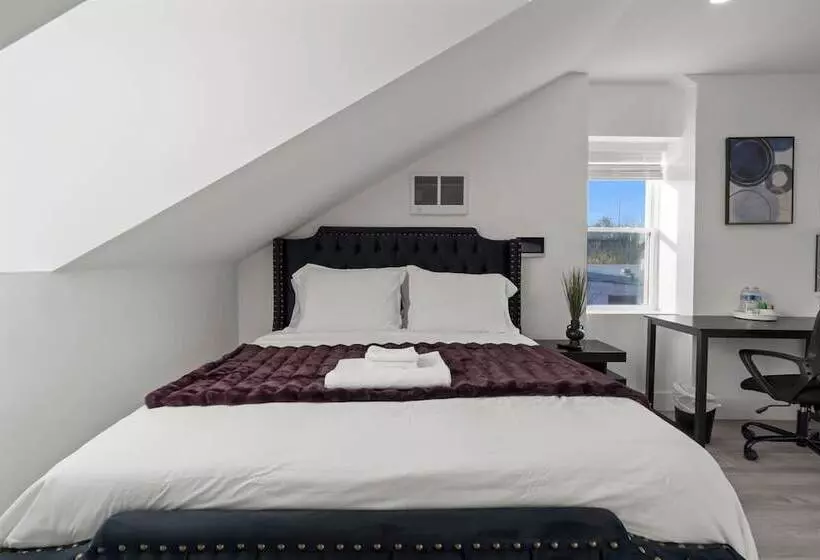 Hotelli New Season Royals, Airport West