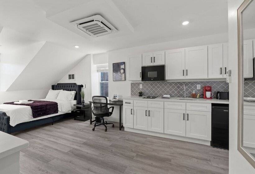 Отель New Season Royals, Airport West