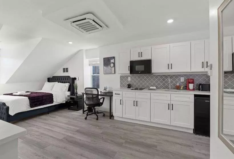 Hotelli New Season Royals, Airport West