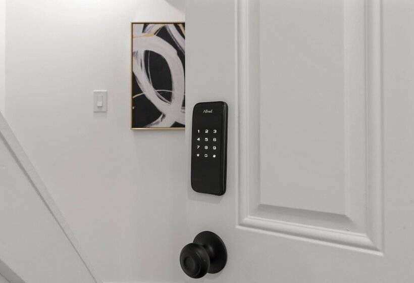 Отель New Season Royals, Airport West