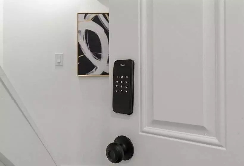 Hotelli New Season Royals, Airport West