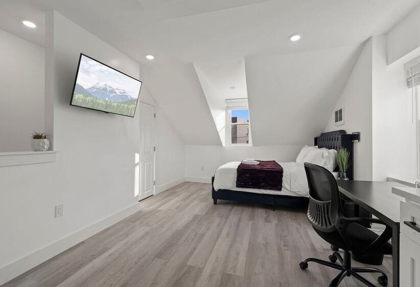 Отель New Season Royals, Airport West