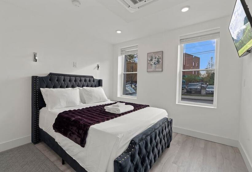 Отель New Season Royals, Airport West