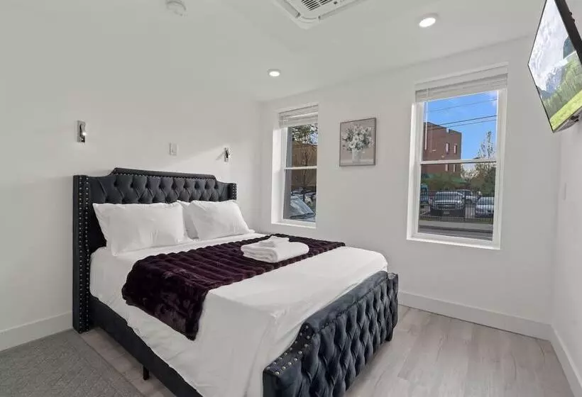 Hotelli New Season Royals, Airport West