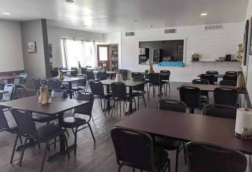 Hotelli Roadhouse 52 Inn & Suites