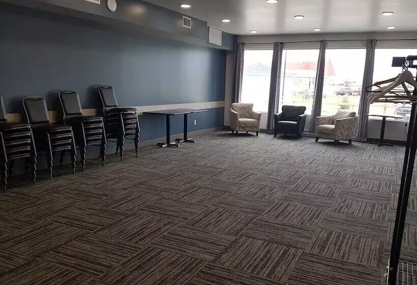 Hotelli Roadhouse 52 Inn & Suites