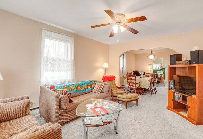 Ideally Located Villas Home: 2 Mi To Beaches!