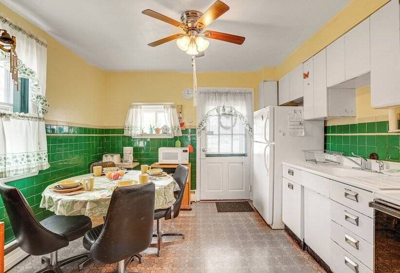 Ideally Located Villas Home: 2 Mi To Beaches!