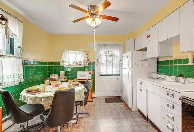 Ideally Located Villas Home: 2 Mi To Beaches!