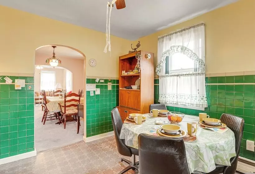 Ideally Located Villas Home: 2 Mi To Beaches!