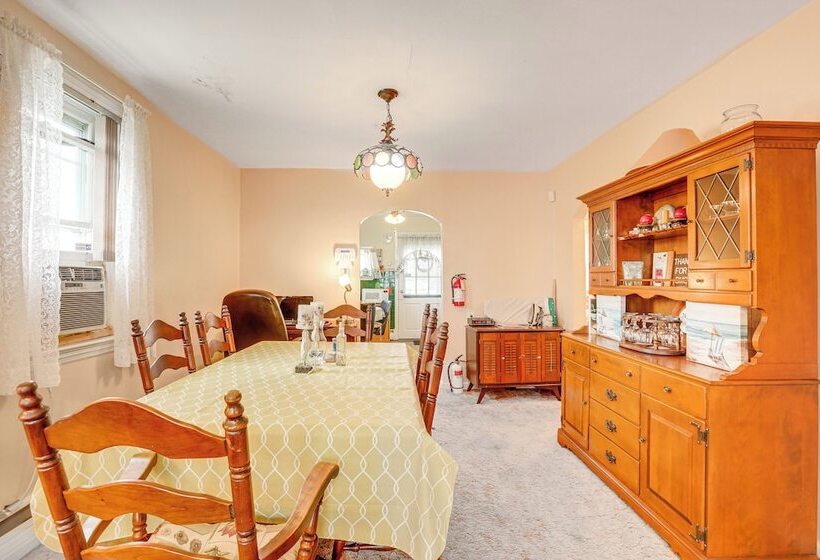 Ideally Located Villas Home: 2 Mi To Beaches!