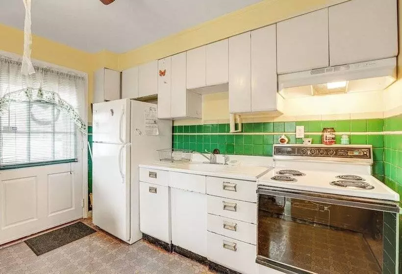 Ideally Located Villas Home: 2 Mi To Beaches!