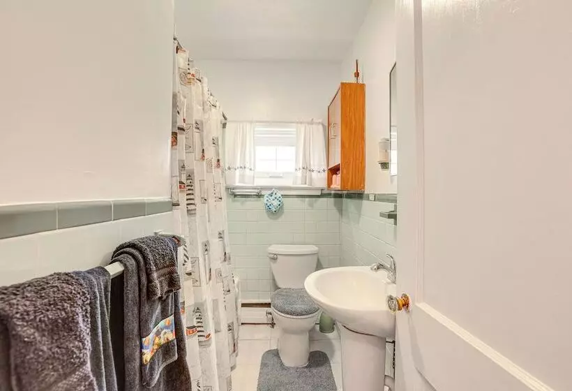 Ideally Located Villas Home: 2 Mi To Beaches!