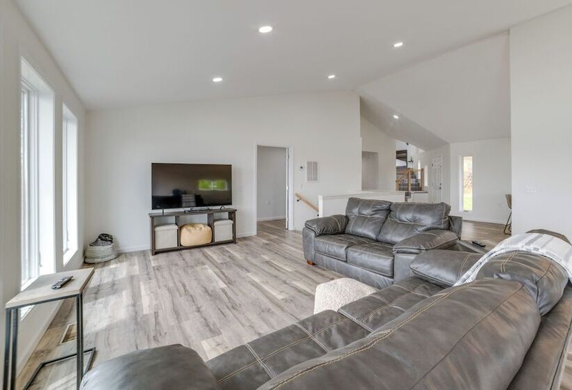 Deck W/ Lake Barkley Views: Spacious Family Home!