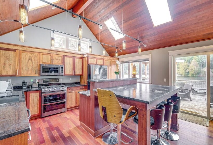 Lakefront Washington Home W/ Grill, Dock & Kayaks!