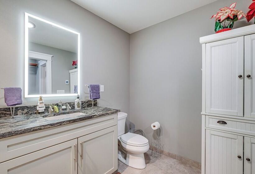 Lakefront Washington Home W/ Grill, Dock & Kayaks!