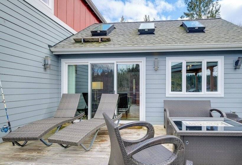 Lakefront Washington Home W/ Grill, Dock & Kayaks!