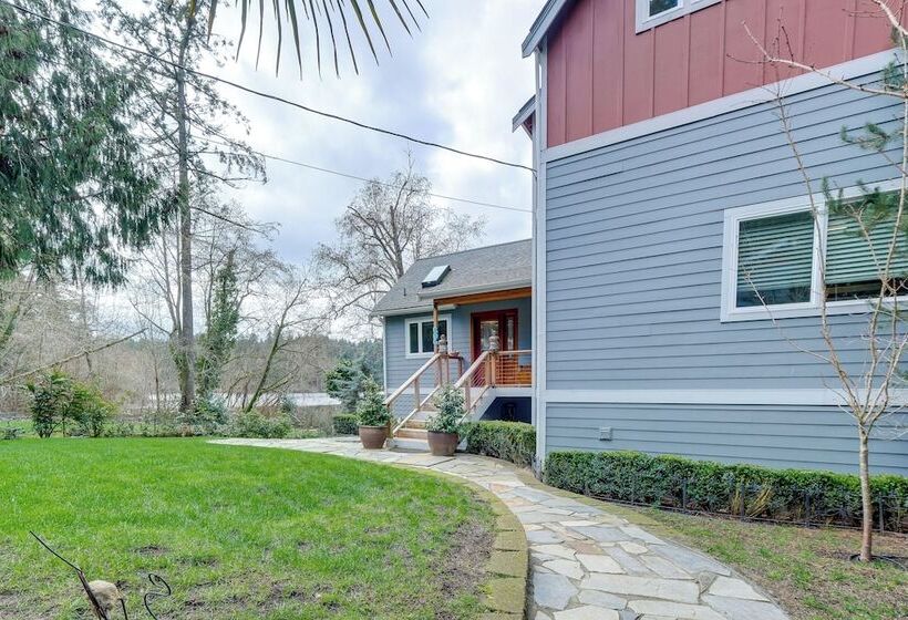 Lakefront Washington Home W/ Grill, Dock & Kayaks!