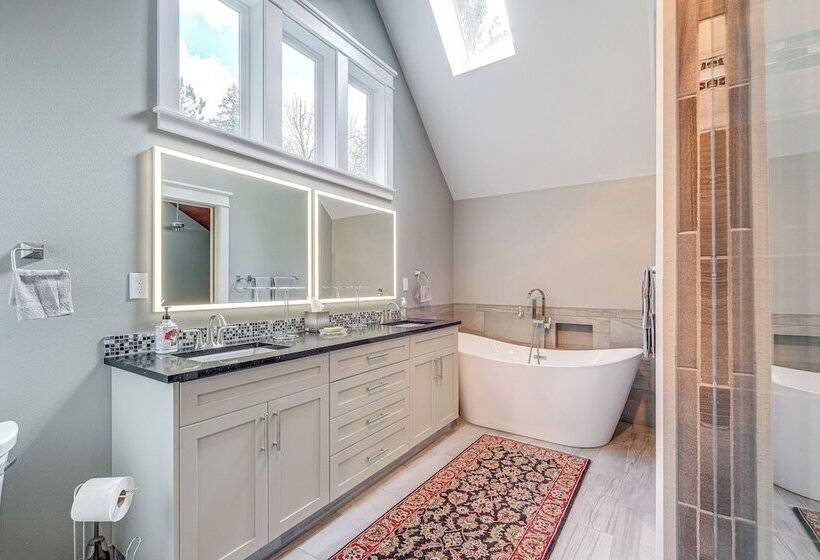 Lakefront Washington Home W/ Grill, Dock & Kayaks!