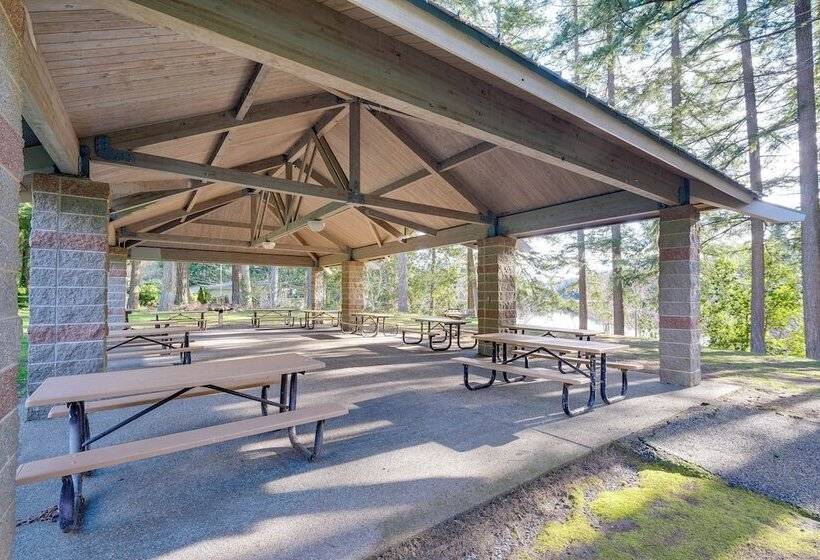 Lakefront Washington Home W/ Grill, Dock & Kayaks!
