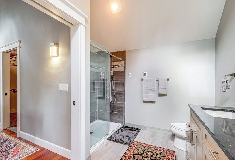 Lakefront Washington Home W/ Grill, Dock & Kayaks!