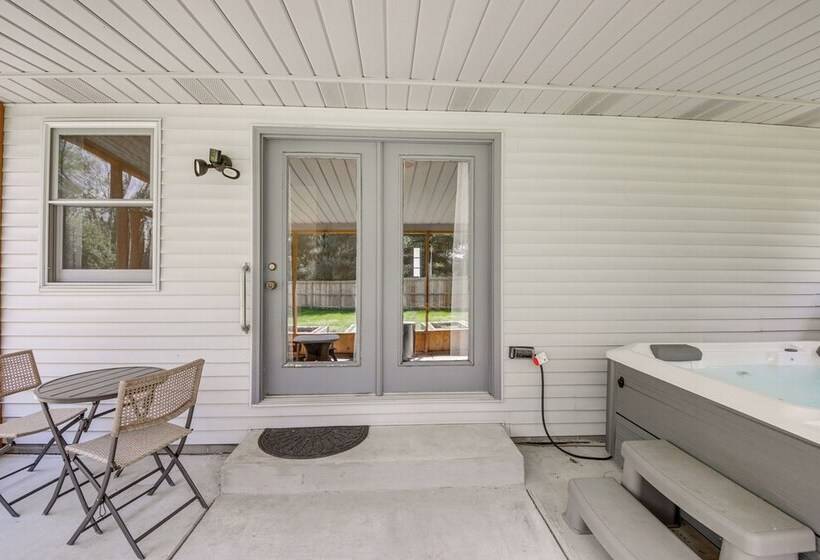 Lovely Terre Haute Home W/ Private Yard & Hot Tub!