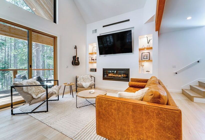 Luxe Soda Springs Cabin: Hot Tub, Forest View Deck