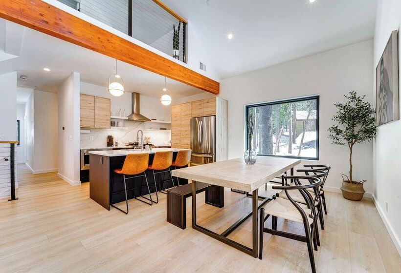 Luxe Soda Springs Cabin: Hot Tub, Forest View Deck