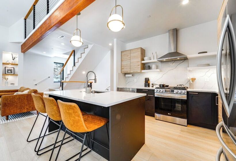 Luxe Soda Springs Cabin: Hot Tub, Forest View Deck