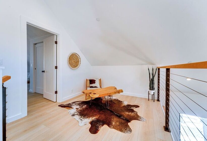 Luxe Soda Springs Cabin: Hot Tub, Forest View Deck