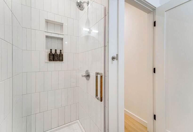 Luxe Soda Springs Cabin: Hot Tub, Forest View Deck