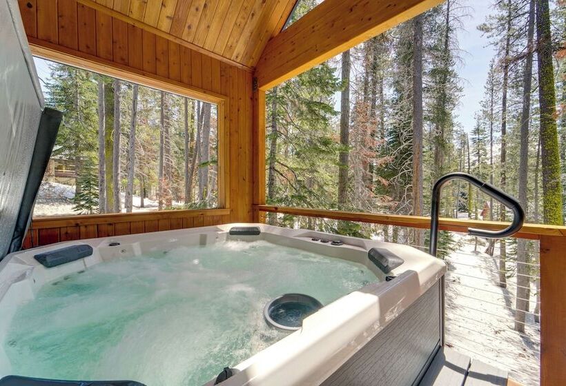 Luxe Soda Springs Cabin: Hot Tub, Forest View Deck
