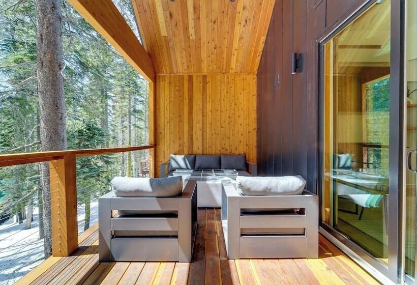 Luxe Soda Springs Cabin: Hot Tub, Forest View Deck