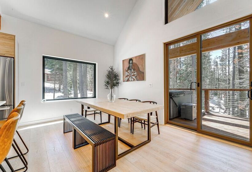 Luxe Soda Springs Cabin: Hot Tub, Forest View Deck