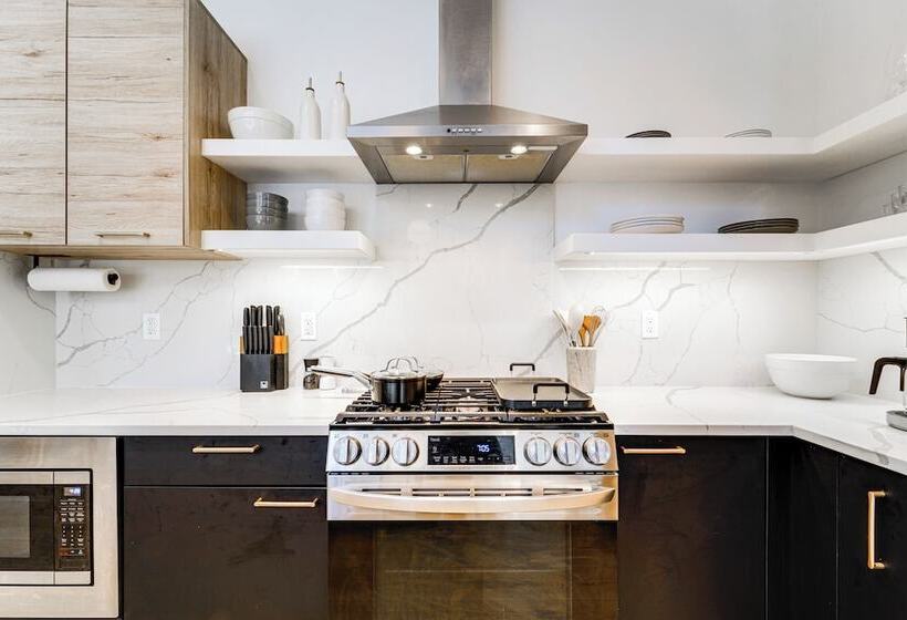 Luxe Soda Springs Cabin: Hot Tub, Forest View Deck