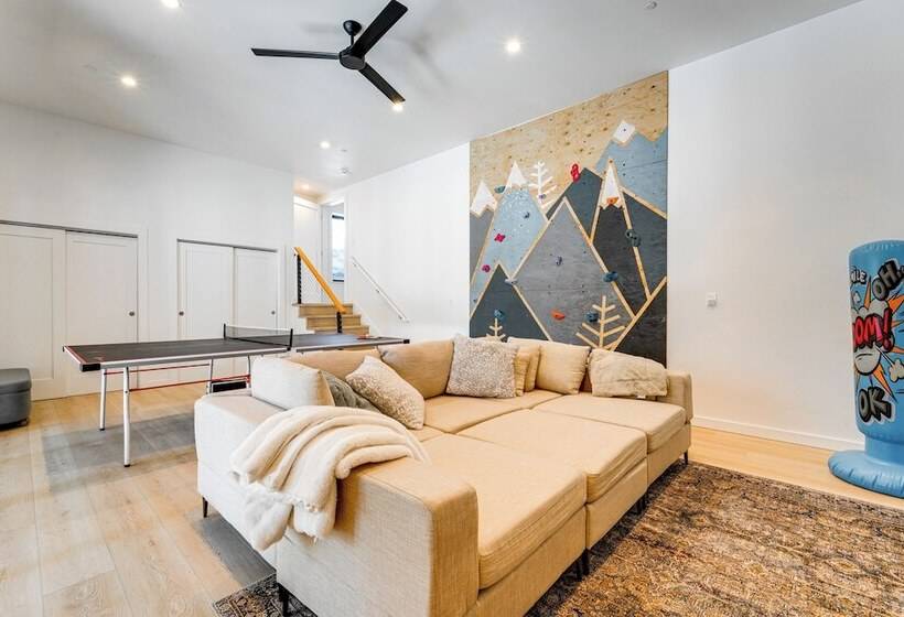 Luxe Soda Springs Cabin: Hot Tub, Forest View Deck