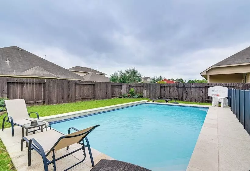 Modern Houston Home W/ Patio: 12 Mi To Downtown!