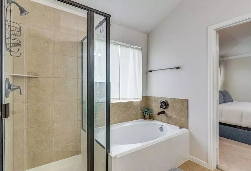 Modern Houston Home W/ Patio: 12 Mi To Downtown!