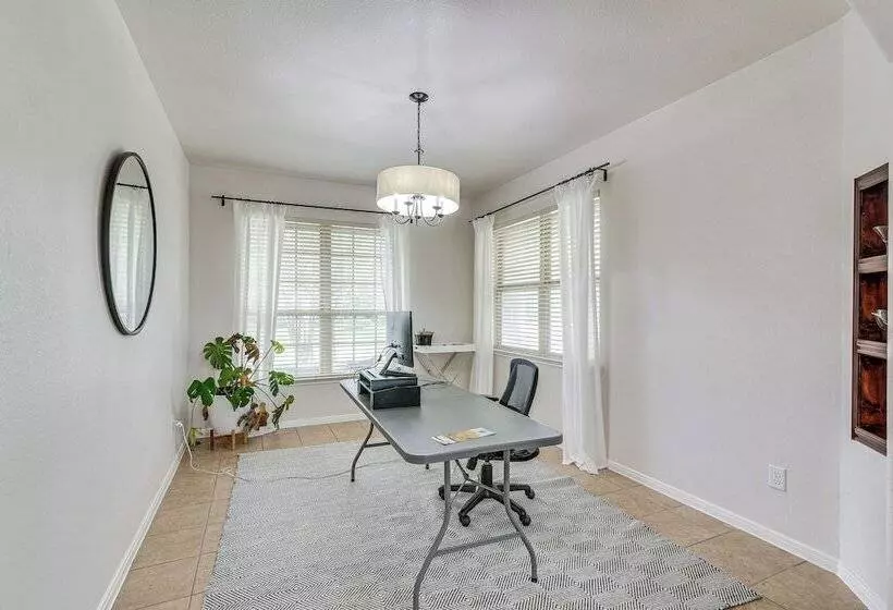 Modern Houston Home W/ Patio: 12 Mi To Downtown!