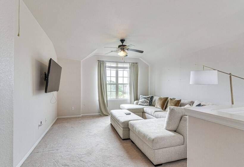 Modern Houston Home W/ Patio: 12 Mi To Downtown!